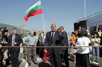 Бойко реже ленти през час във Варна
