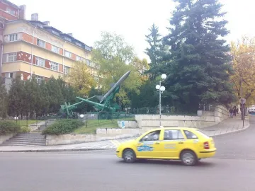 Аню Ангелов раздава оръдия за паметници