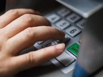 Спипаха двама да точат чужди сметки от селски банкомат