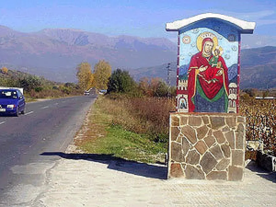 Местят мраморната Богородица в Перник