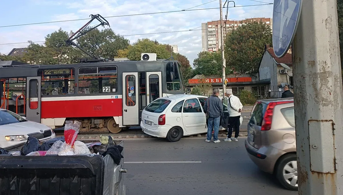 Зрелищна катастрофа в София! Кола се юрна пред трамвай и...