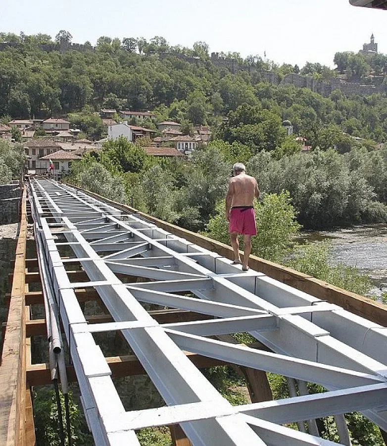Болярите със светещ мост под Царевец