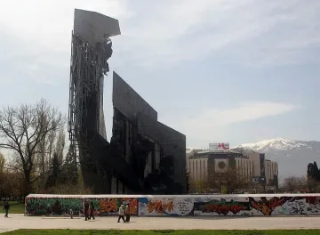 Бутат една трета от грозилището пред НДК