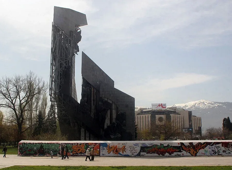 Бутат една трета от грозилището пред НДК