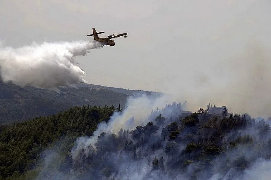 Дъждът угаси Атон