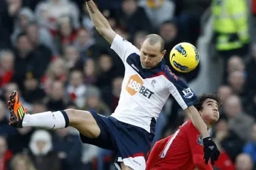 Мартин Петров скри топката на "Барса"