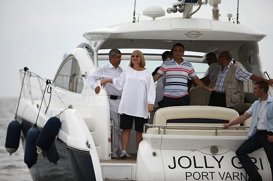 Яна Маринова в гонка с морска вълци