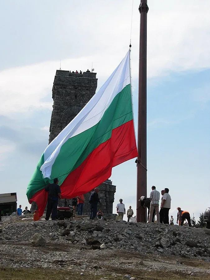 Издигнаха 22-метров пилон на Шипка