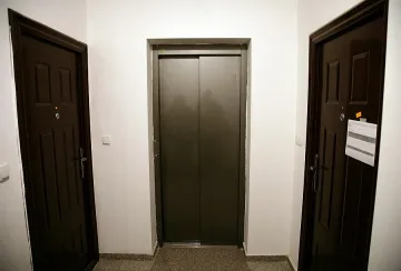 ЕС плаща наема на чиновници