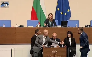 Екшън в парламента. На косъм от бой