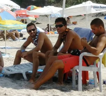 Спасители на плажа станаха бавачки