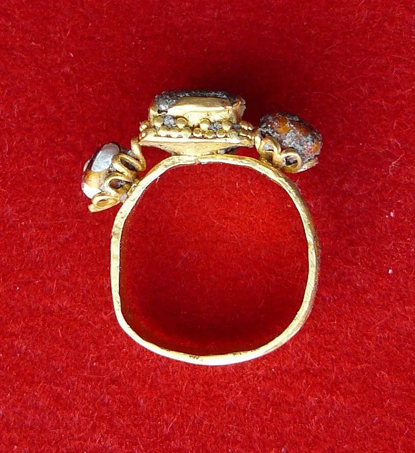 Археолози намериха бижу от средновековния Берое 