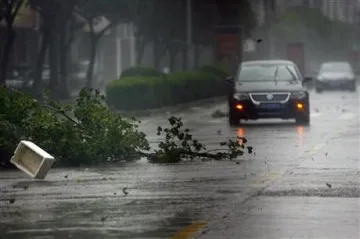 Мощен тайфун връхлетя Китай, евакуираха 1,5 млн.