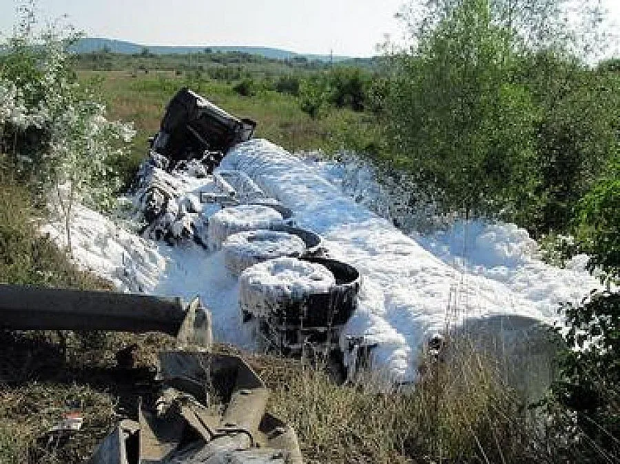 Цистерна с пропан–бутан се обърна на пътя
