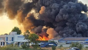 Извънредно! Нов голям пожар в завод, чуват се взривове