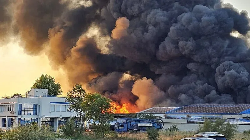 Извънредно! Нов голям пожар в завод, чуват се взривове