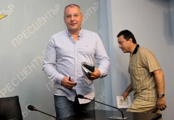 Станишев събира БСП с есемес