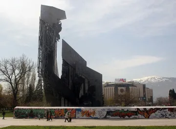 Грозотията пред НДК - за скрап