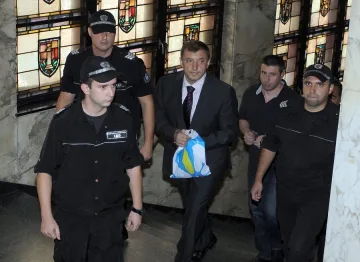 Алексей Петров остава в ареста