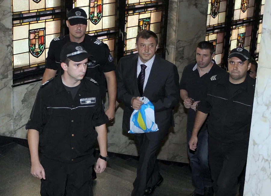 Алексей Петров остава в ареста