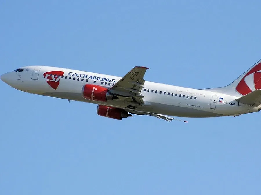 Самолет със 180 пътници кацна аварийно в Прага