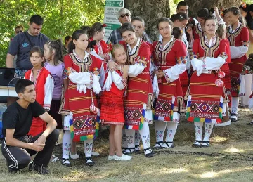 Песни и дарове за президента на Пирин пее