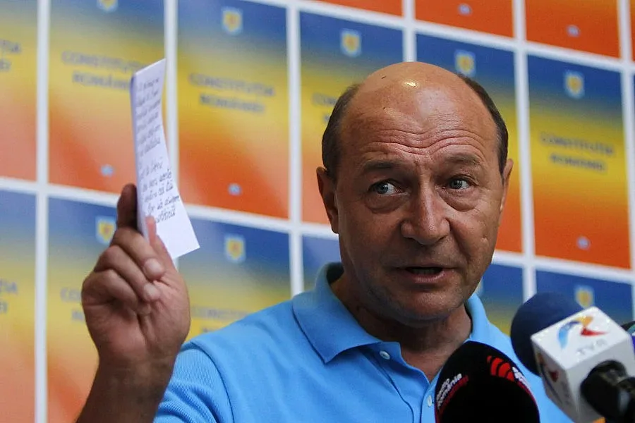 Конституционният съд отложи решението си за Бъсеску