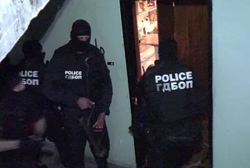 Хванаха киберпедофил, лъгал момичета в нета