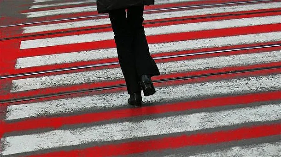 Глобяват пешеходци и на зебра