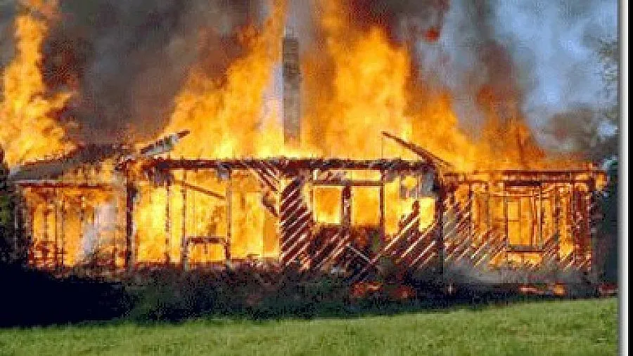 Двуетажна къща изгоря като факла