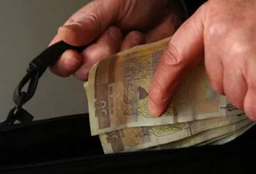Хванаха инспекторка  с 400 лева рушвет