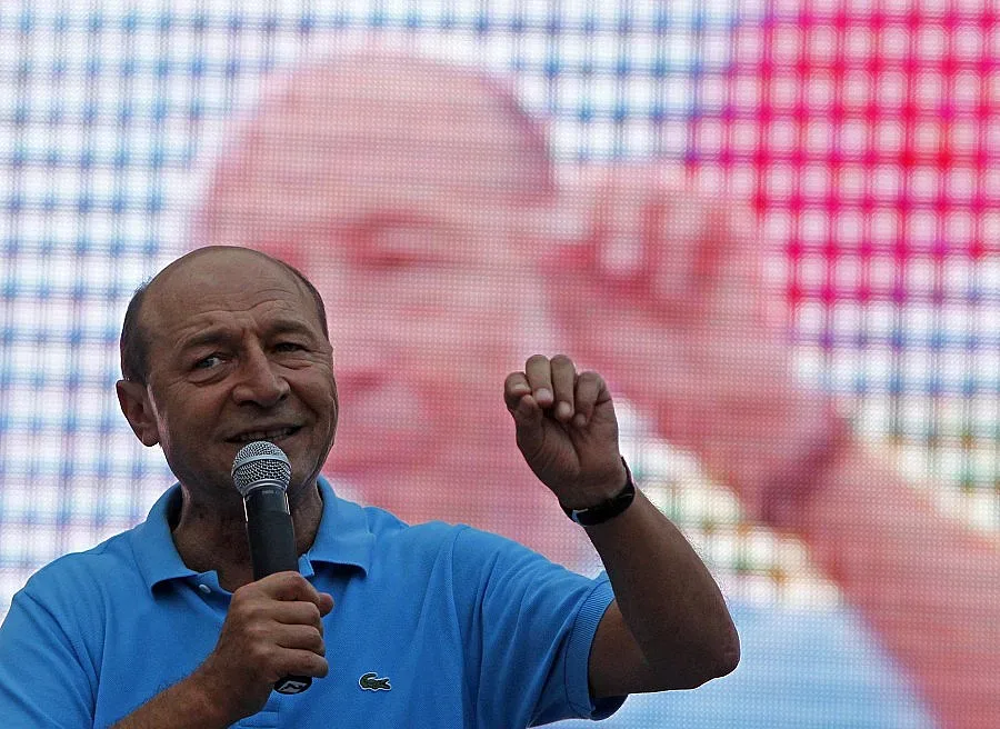 Бъсеску оцеля след референдума