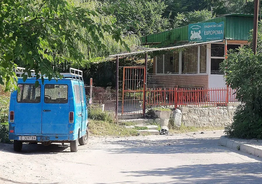 Почина взривеният пред офис на "Евророма"