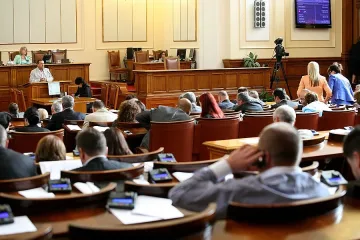 Депутатите ту на плаж, ту сред избирателите