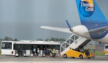 Дим приземи аварийно самолет с 264 пътници