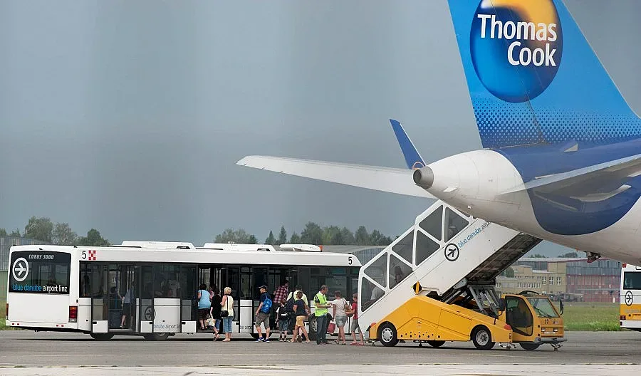 Дим приземи аварийно самолет с 264 пътници