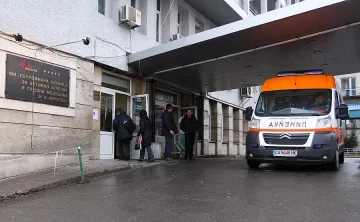 Дете с опасност за живота след полет от втория етаж