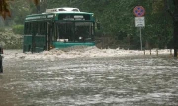 Автобус с пътници под вода след авария във ВиК