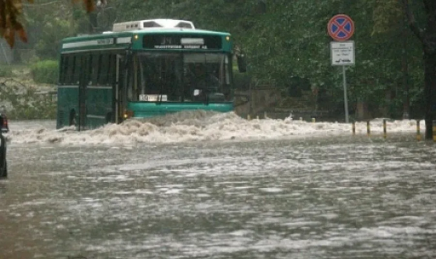Автобус с пътници под вода след авария във ВиК