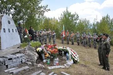Отрупаха с венци и цветя паметника на загинали при пожар летци