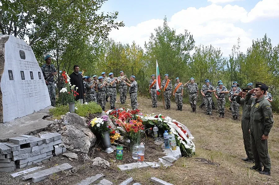 Отрупаха с венци и цветя паметника на загинали при пожар летци