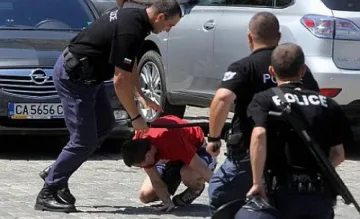 Босненски фенове нападнаха наши военни в Сараево