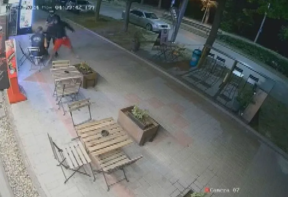 Невиждана жестокост! Непълнолетни пребиха брутално жена