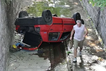 Шофьорка падна по таван в река, отърва се без драскотина