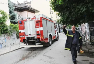 Газова бутилка издуха пожарникари, един е обгорен