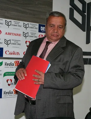 Данъчни ровят имането на Валентин Захариев