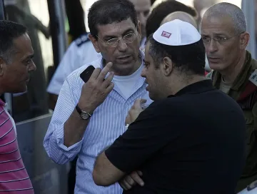 Израел погребва жертвите на атентата