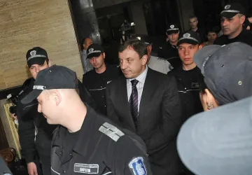 Алексей лекува кръст и пръст под охрана