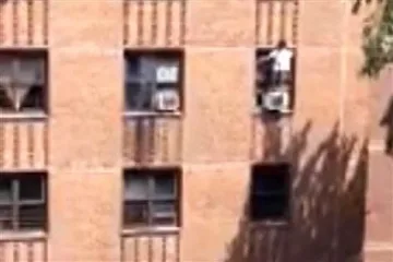 Съсед улови дете с аутизъм, падащо от 3-ия етаж (ВИДЕО)