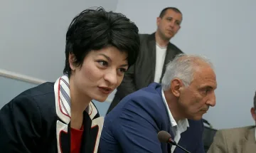 Атанасова: Няма да клекна пред аптекарите